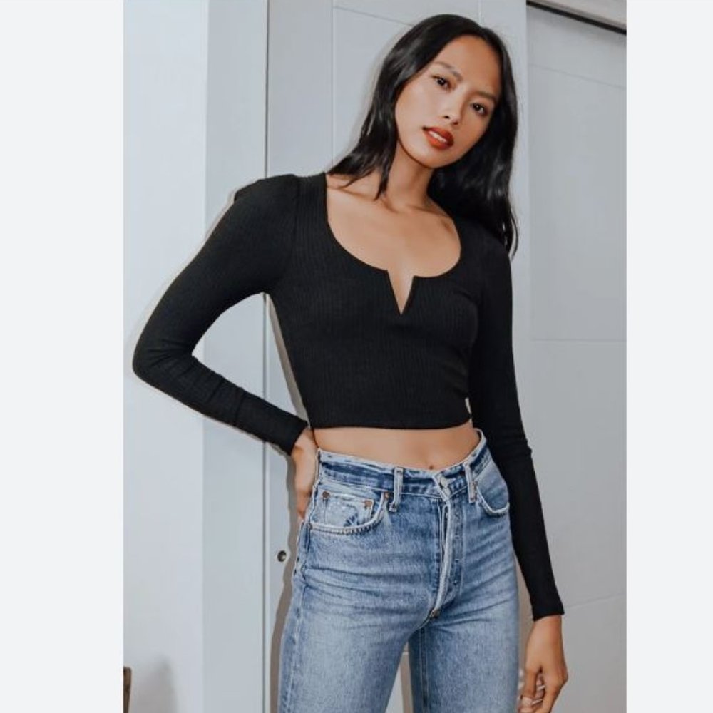 Make a Date Black Ribbed V-Neck Long Sleeve Crop Top - PERFECT CONDITION